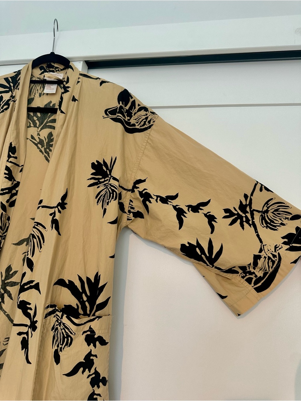 Four Seasons Resort Hualalai Hawaii Floral Kimono Robe Tan Black - Large - Picture 3 of 5